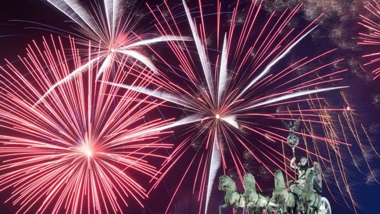 Ein Feuerwerk während Deutschlands größter Silvesterparty hinter dem Brandenburger Tor.