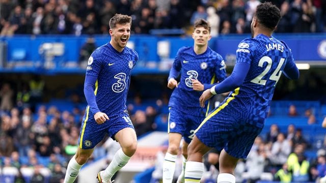Der FC Chelsea um Torschütze Mason Mount, Kai Havertz und Reece James (l-r) feierte einen Galasieg. Der FC Chelsea um Torschütze Mason Mount, Kai Havertz und Reece James (l-r) feierte einen Galasieg.