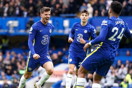 Der FC Chelsea um Torschütze Mason Mount, Kai Havertz und Reece James (l-r) feierte einen Galasieg.