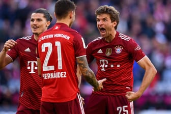 Jubel bei Thomas Müller (r.), Lucas Hernandez und Marcel Sabitzer: Die Bayern feierten einen souveränen Heimsieg.