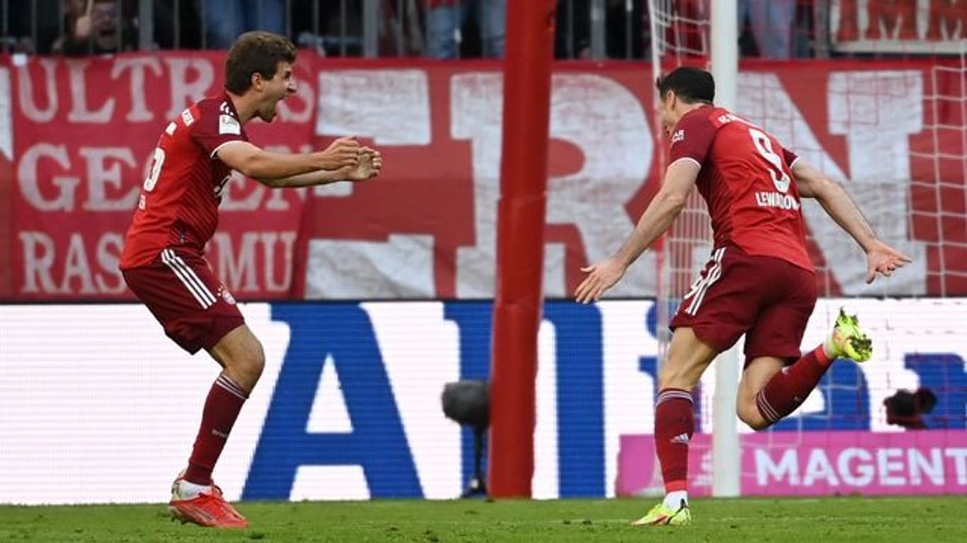 Bayerns Robert Lewandowski (r) jubelt mit Thomas Müller nach seinem Treffer.