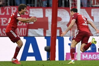 Bayerns Robert Lewandowski (r) jubelt mit Thomas Müller nach seinem Treffer.