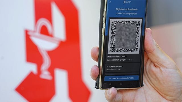 Eine Mitarbeiterin einer Münchner Apotheke soll gemeinsam mit Komplizen dafür nötige QR-Codes gefälscht und im Internet verkauft haben. Eine Mitarbeiterin einer Münchner Apotheke soll gemeinsam mit Komplizen dafür nötige QR-Codes gefälscht und im Internet verkauft haben.