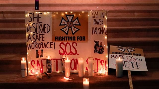 In Albuquerque, USA, erinnern Kerzen an die verstorbene Kamerafrau Halyna Hutchins. In Albuquerque, USA, erinnern Kerzen an die verstorbene Kamerafrau Halyna Hutchins.