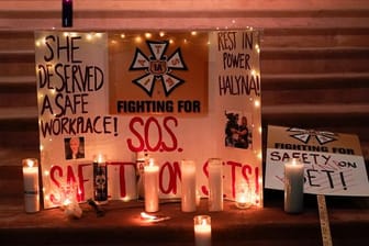 In Albuquerque, USA, erinnern Kerzen an die verstorbene Kamerafrau Halyna Hutchins.