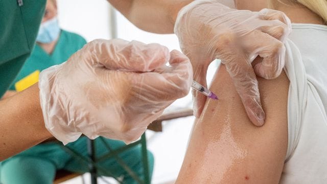 Eine junge Frau lässt sich in Mecklenburg-Vorpommern impfen.