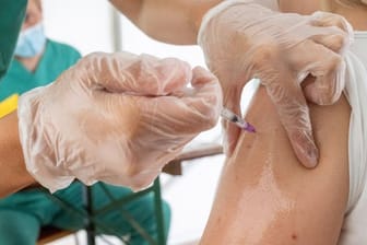 Eine junge Frau lässt sich in Mecklenburg-Vorpommern impfen.