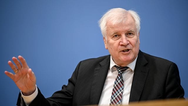 Horst Seehofer (CSU), Bundesinnenminister, spricht bei einer Pressekonferenz. Horst Seehofer (CSU), Bundesinnenminister, spricht bei einer Pressekonferenz.