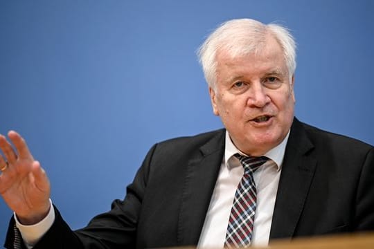 Horst Seehofer (CSU), Bundesinnenminister, spricht bei einer Pressekonferenz.