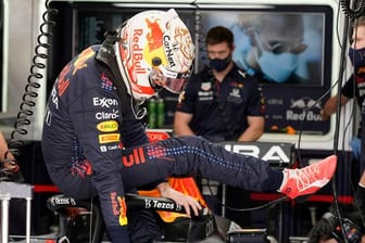 Max Verstappen vom Team Red Bull steigt nach dem Training aus seinem Auto.