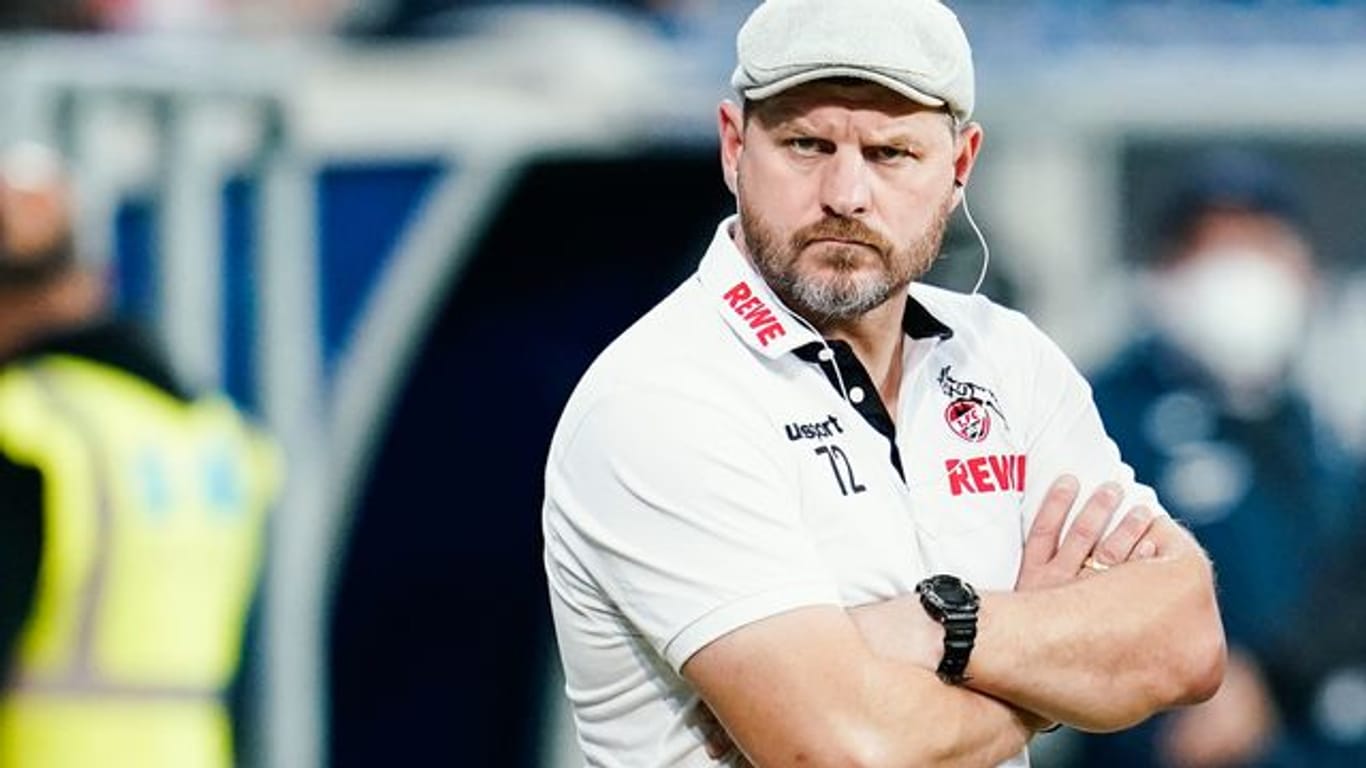 Kölns Trainer Steffen Baumgart hat die Zahl 72 auf seiner Kleidung.