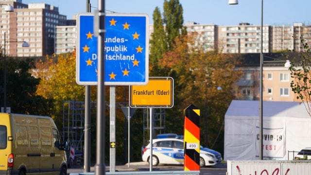 Ein Wagen der Bundespolizei steht an der deutsch-polnischen Grenze in Frankfurt (Oder).