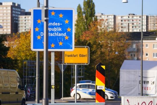 Ein Wagen der Bundespolizei steht an der deutsch-polnischen Grenze in Frankfurt (Oder).