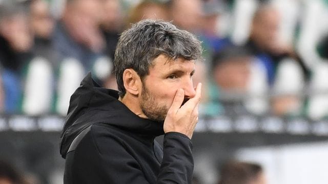 Wolfsburgs Trainer Mark van Bommel gerät unter Druck.