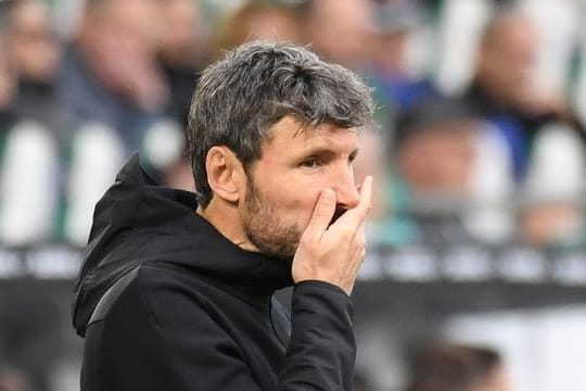 Wolfsburgs Trainer Mark van Bommel gerät unter Druck.