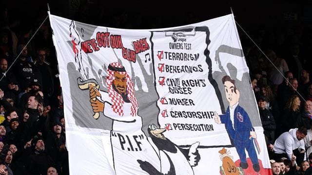 Fans von Crystal Palace kritisieren die neuen Eigentümer von Newcastle United. Fans von Crystal Palace kritisieren die neuen Eigentümer von Newcastle United.