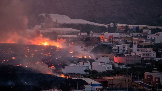Lavaströme aus dem Vulkan zerstören Häuser im Viertel La Laguna auf der Kanareninsel La Palma. Lavaströme aus dem Vulkan zerstören Häuser im Viertel La Laguna auf der Kanareninsel La Palma.
