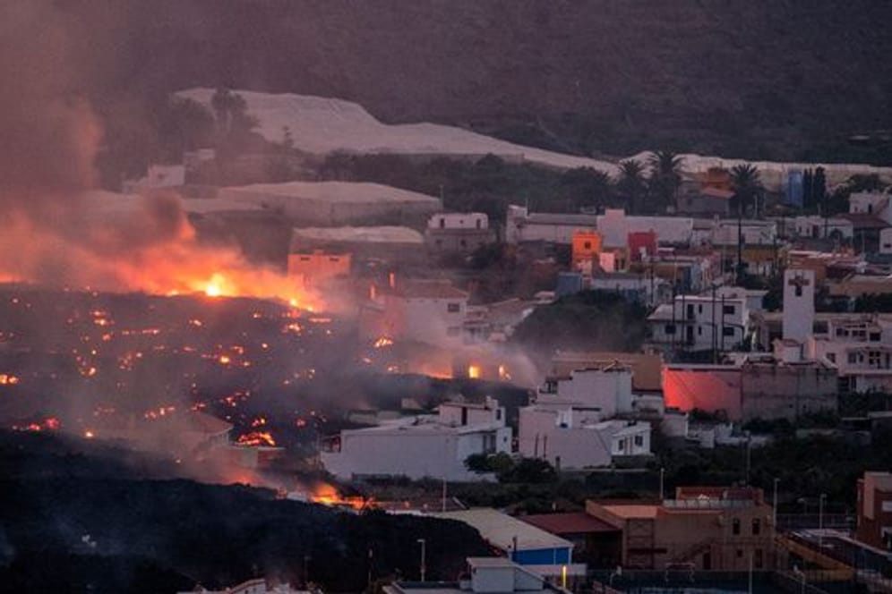 Lavaströme aus dem Vulkan zerstören Häuser im Viertel La Laguna auf der Kanareninsel La Palma.