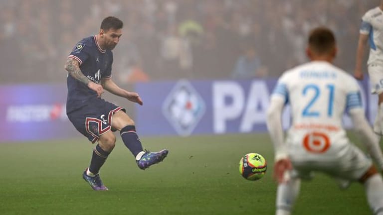 Superstar Lionel Messi (l) holte mit PSG in Marseille in Unterzahl einen Punkt.