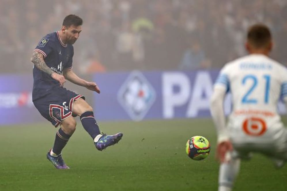 Superstar Lionel Messi (l) holte mit PSG in Marseille in Unterzahl einen Punkt.