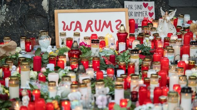 Vor der Porta Nigra haben Menschen im Dezember 2020 zum Gedenken an die Opfer der Amokfahrt Kerzen aufgestellt. Vor der Porta Nigra haben Menschen im Dezember 2020 zum Gedenken an die Opfer der Amokfahrt Kerzen aufgestellt.