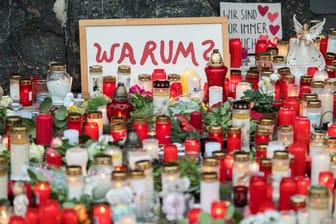 Vor der Porta Nigra haben Menschen im Dezember 2020 zum Gedenken an die Opfer der Amokfahrt Kerzen aufgestellt.