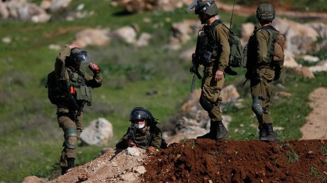 Israelische Streitkräfte gehen während einer Demonstration gegen den Ausbau von Siedlungen im israelisch besetzten Westjordanland in Stellung.