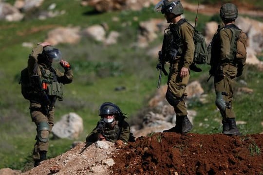 Israelische Streitkräfte gehen während einer Demonstration gegen den Ausbau von Siedlungen im israelisch besetzten Westjordanland in Stellung.