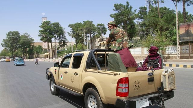 Taliban-Kämpfer patrouillieren in der Stadt Herat.