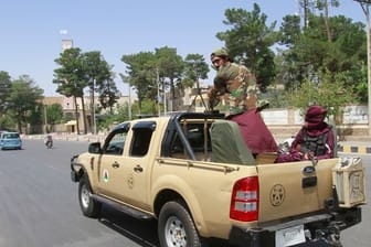 Taliban-Kämpfer patrouillieren in der Stadt Herat.