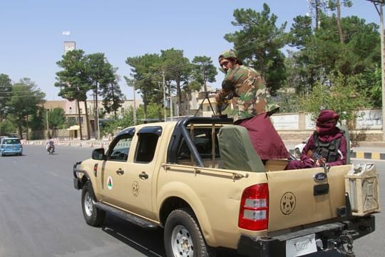 Taliban-Kämpfer patrouillieren in der Stadt Herat.