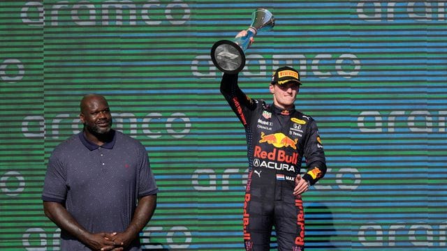 NBA-Ikone Shaquille O'Neal überreichte Max Verstappen die Siegertrophäe.