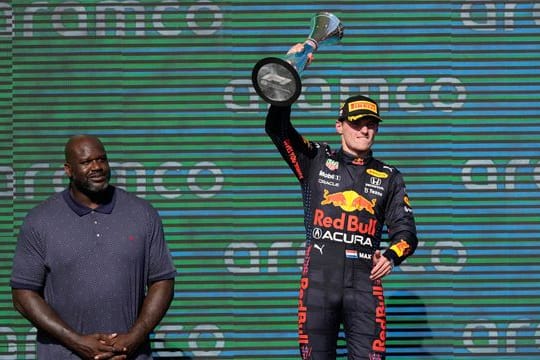 NBA-Ikone Shaquille O'Neal überreichte Max Verstappen die Siegertrophäe.