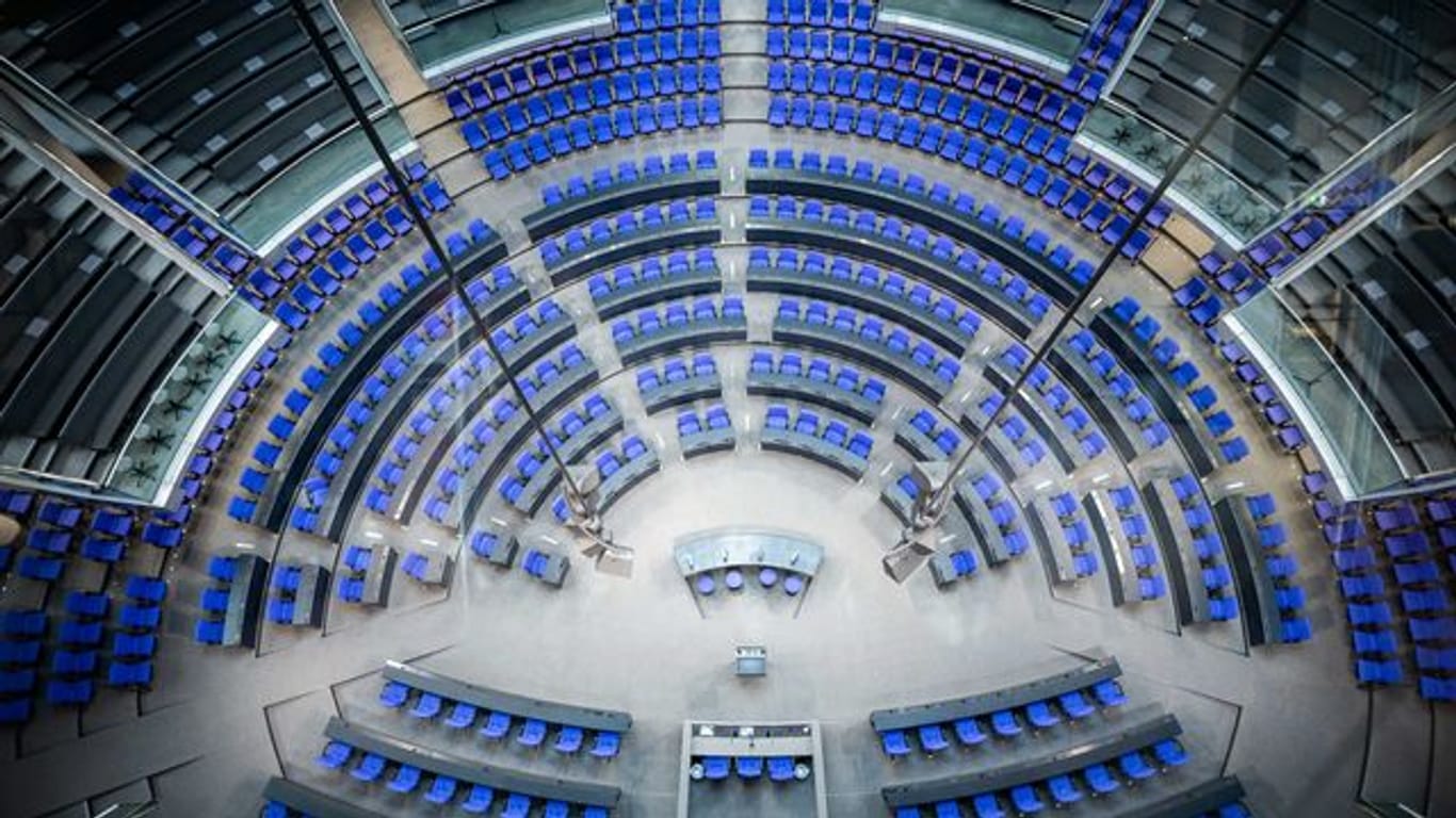 Blick in den Plenarsaal des Deutschen Bundestags mit der neuen Sitzanordnung für die 20.