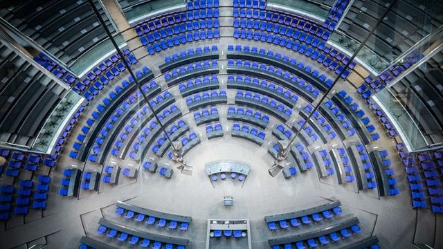 Blick in den Plenarsaal des Deutschen Bundestags mit der neuen Sitzanordnung für die 20. Blick in den Plenarsaal des Deutschen Bundestags mit der neuen Sitzanordnung für die 20.
