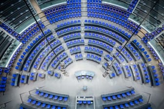 Blick in den Plenarsaal des Deutschen Bundestags mit der neuen Sitzanordnung für die 20.