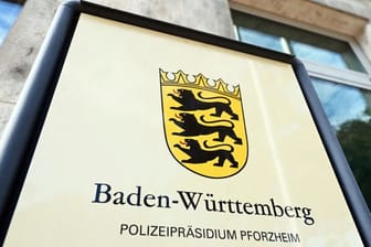 Bei einem Einsatz am Wochenende hat die Polizei in Pforzheim nach eigenen Angaben einen Betrunkenen festgenommen - dabei sei es nötig gewesen, dessen "Widerstand mit körperlicher Gewalt zu brechen".
