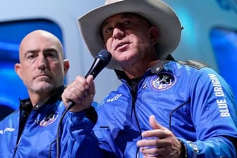 Jeff Bezos’ (r) Raumfahrtfirma Blue Origin plant eine eigene Raumstation.