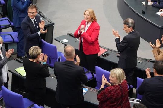 Bärbel Bas (M) freut sich über ihre Wahl zur Bundestagspräsidentin.