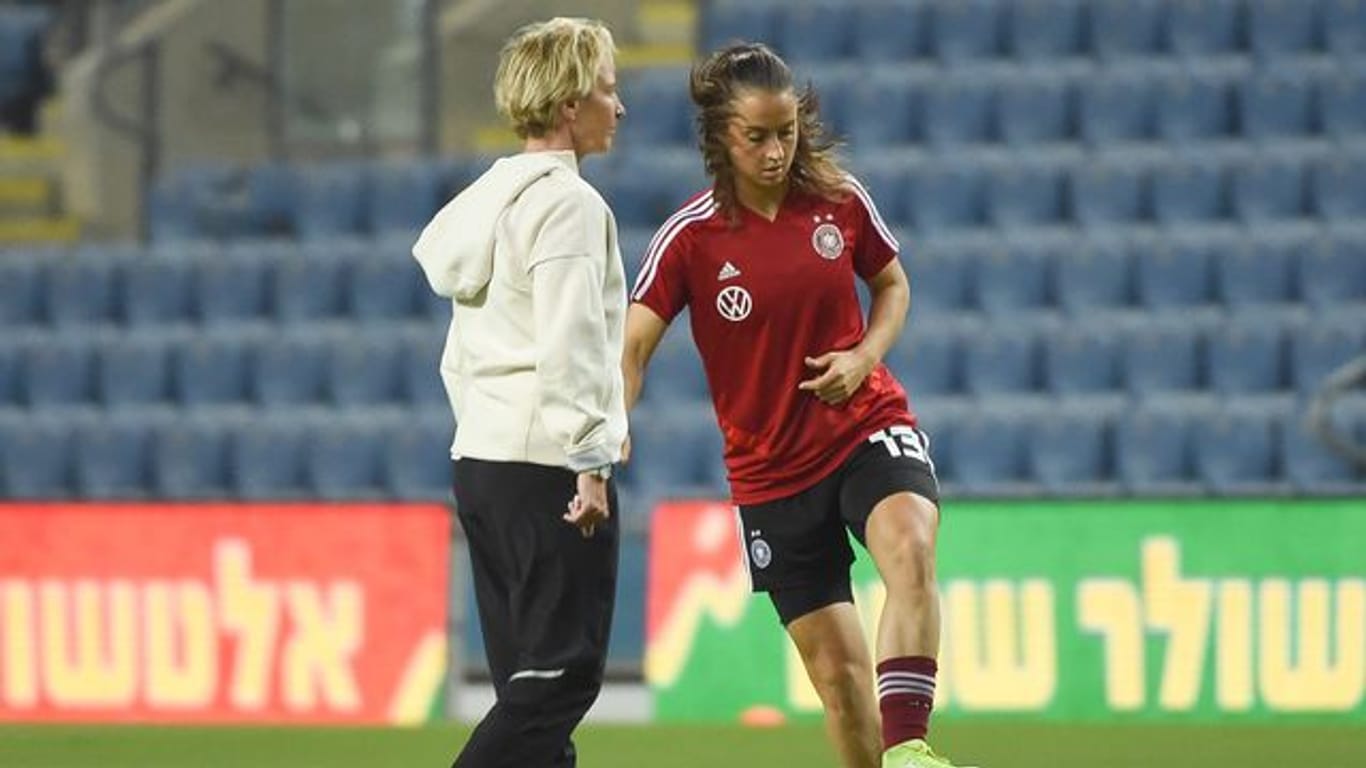 Der Fußball sei "noch sehr in sich männerorientiert", sagt Frauen-Bundestrainerin Martina Voss-Tecklenburg (l).