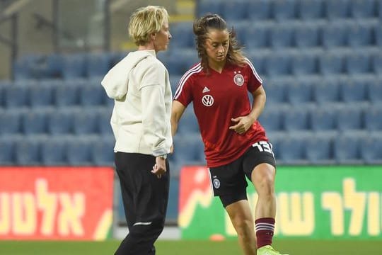 Der Fußball sei "noch sehr in sich männerorientiert", sagt Frauen-Bundestrainerin Martina Voss-Tecklenburg (l).