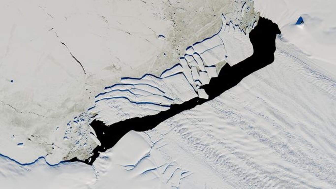 Das Satellitenbild zeigt die Fragmente eines Eisbergs, der sich vom Pine-Island-Gletscher gelöst hat.