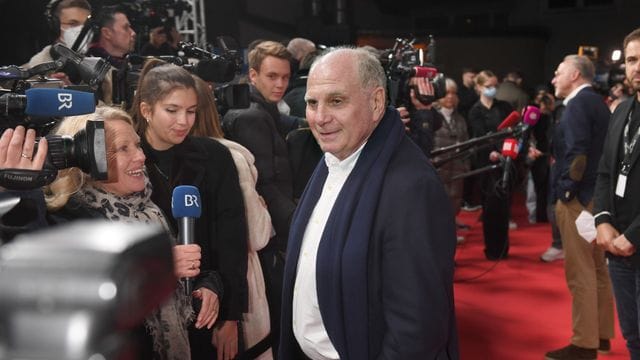 Ehrenpräsident Uli Hoeneß ist begeistert von der Spielweise des FC Bayern München. Ehrenpräsident Uli Hoeneß ist begeistert von der Spielweise des FC Bayern München.
