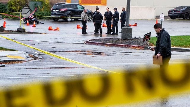 Die Polizei sammelt Beweise am Tatort in der Nähe des Boise Towne Square. Die Polizei sammelt Beweise am Tatort in der Nähe des Boise Towne Square.