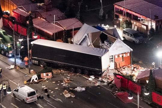 Eine Schneise der Verwüstung auf dem Weihnachtsmarkt am Breitscheidplatz in Berlin im Dezember 2016.