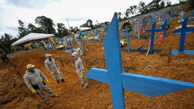 Massengrab auf einem Friedhof in Manaus in Brasilien.