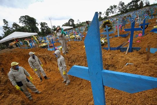 Massengrab auf einem Friedhof in Manaus in Brasilien.