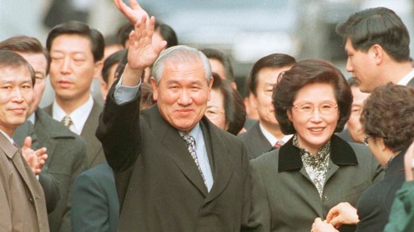 Der frühere südkoreanische Präsident Roh Tae Woo neben seiner Frau Kim Ok Sook, nachdem er 1997 aus dem Gefängnis entlassen wurde.