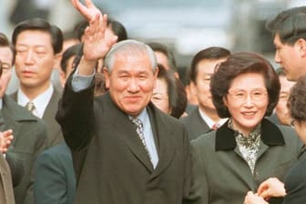 Der frühere südkoreanische Präsident Roh Tae Woo neben seiner Frau Kim Ok Sook, nachdem er 1997 aus dem Gefängnis entlassen wurde.