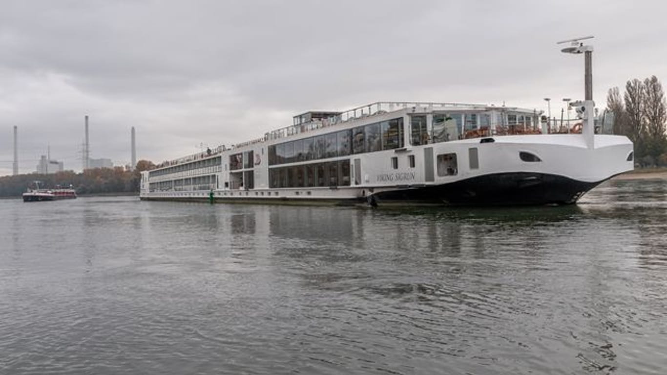 Ein Fahrgastkabinenschiff mit etwa 90 Passagieren an Bord liegt auf dem Rhein fest.